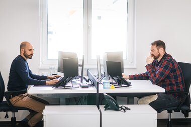 Zwei Mitarbeiter arbeiten im Büro | © Johannes Radlwimmer