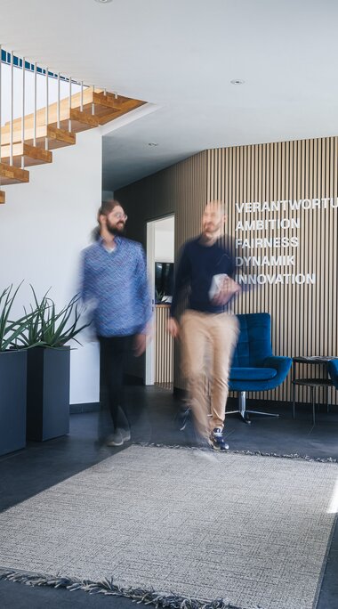 Zwei Mitarbeiter im Eingangsbereich auf dem Weg zurück in ihr Büro | © Johannes Radlwimmer