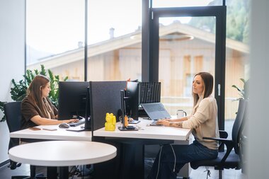 Zwei Mitarbeiterinnen arbeiten im Büro | © Johannes Radlwimmer