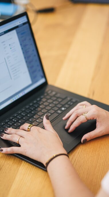 Laptop in geöffneter Anwendung und Smartphone befinden sich am Arbeitsplatz | © Johannes Radlwimmer